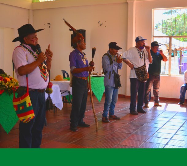 Líderes indígenas UNUMA en asamblea con bastones de mando y vestimenta tradicional